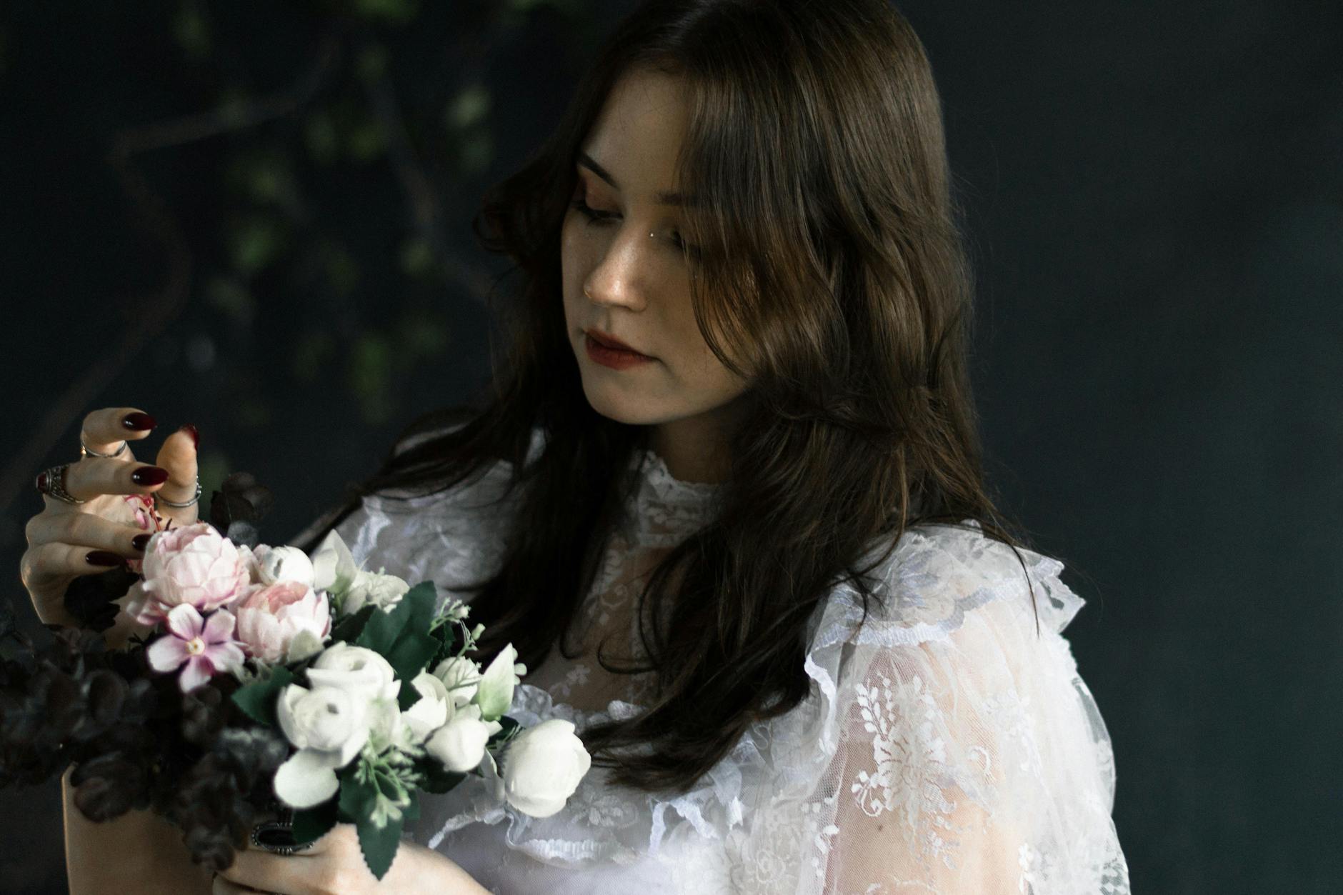 Hände voller Blumen